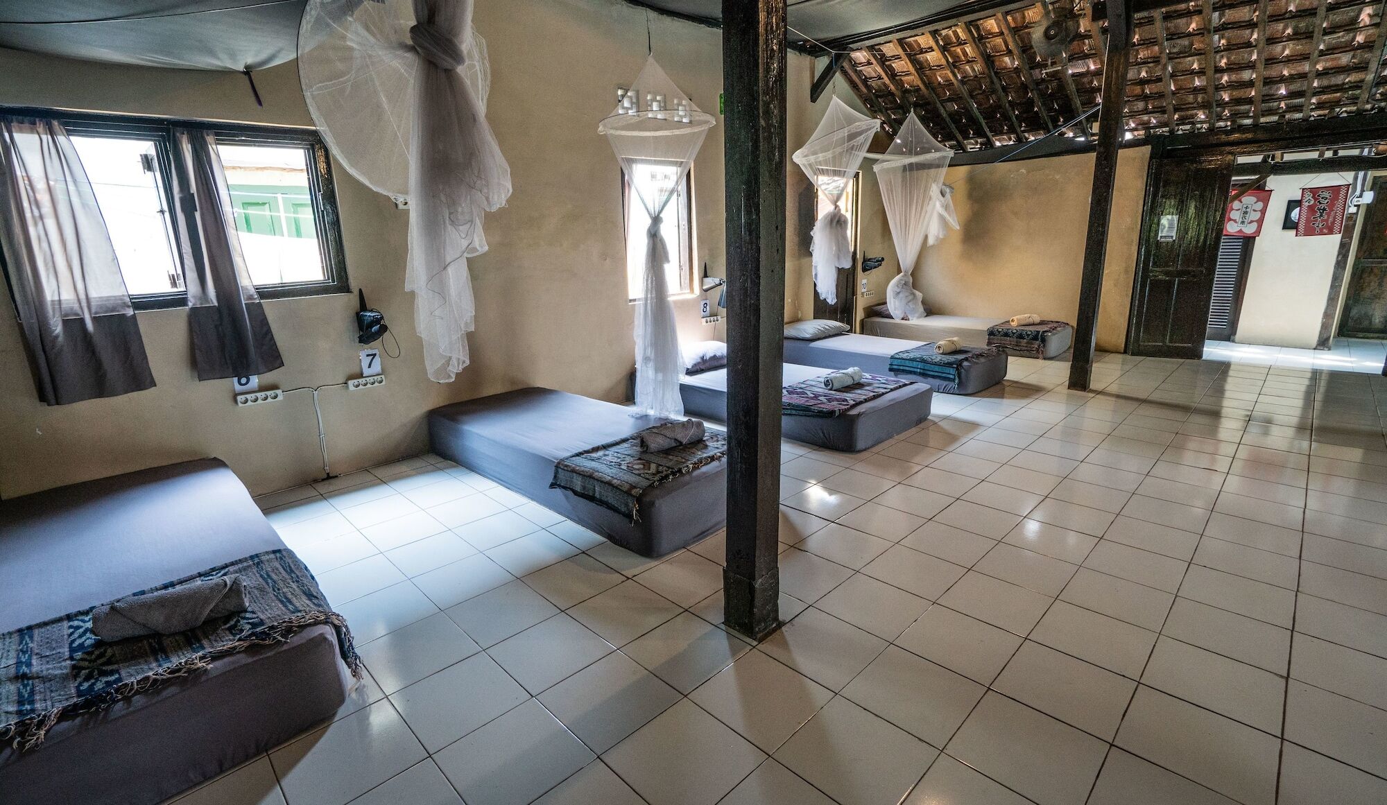 Losmanos Hostel ยอกยาการ์ตา ภายนอก รูปภาพ